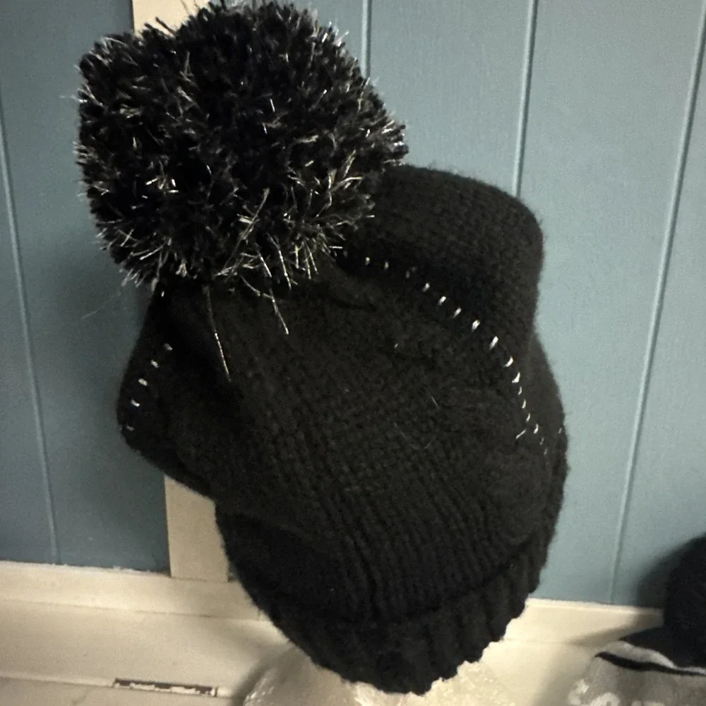 Lot Of Las Vegas Raiders NFL 2 Pom Knit Beanies + Cliff Branch‎ 21 Towel